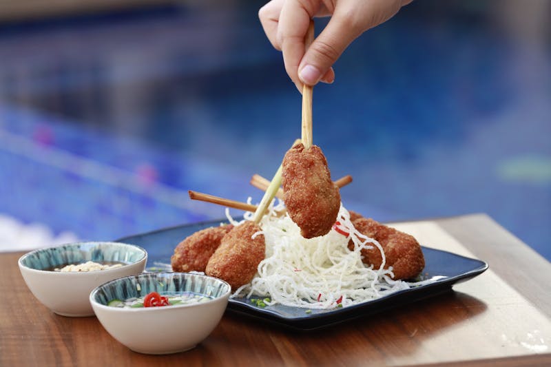 Crispy fried mozzarella sticks with marinara dipping sauce